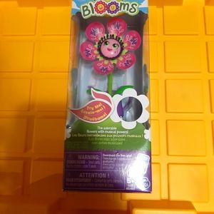 Blooms dancing flower